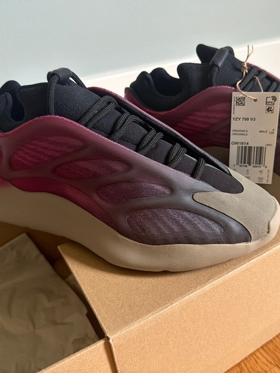 Adidas Yeezy 700 V3 ‘Fade Carbon’ sz 8.5 New main image 4